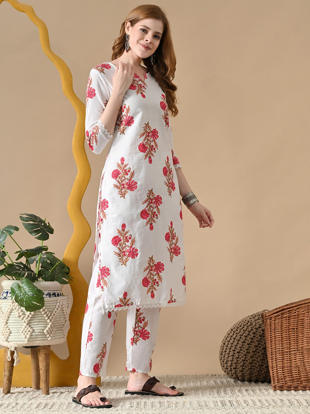 Women Floral Printed Pure Cotton Kurta with Trousers