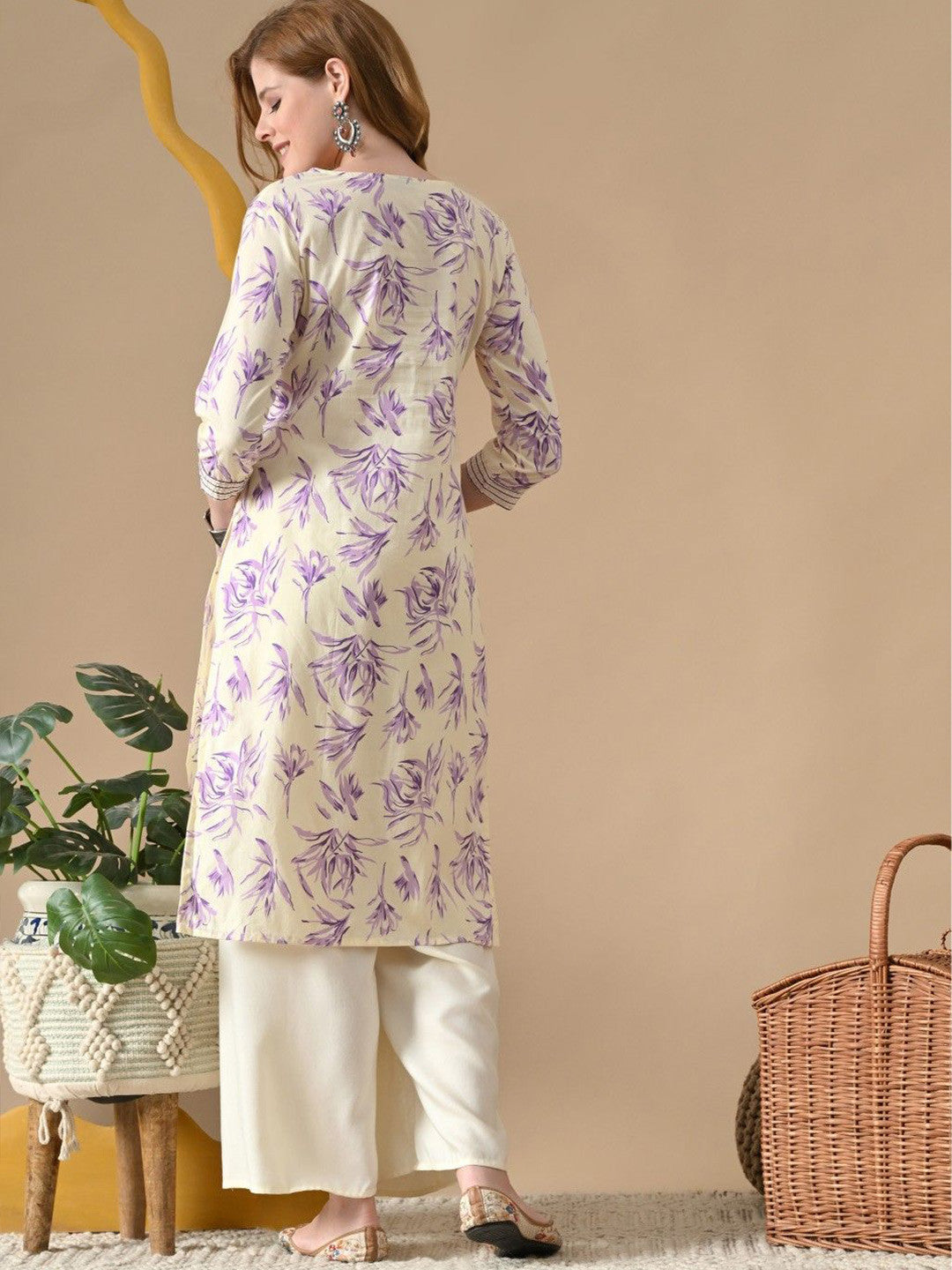 Women Floral Embroidered V-Neck Thread Work Straight Kurta