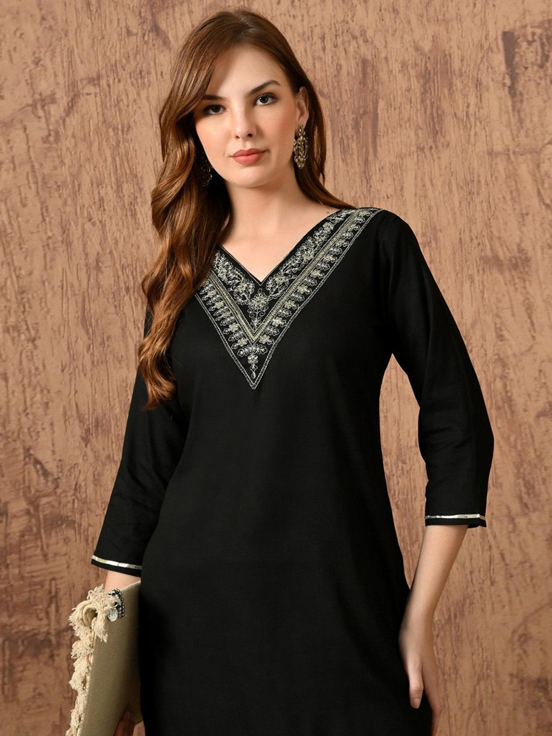 Women Embroidered Thread Work Kurta