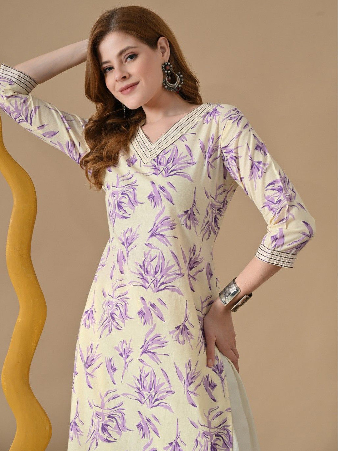 Women Floral Embroidered V-Neck Thread Work Straight Kurta