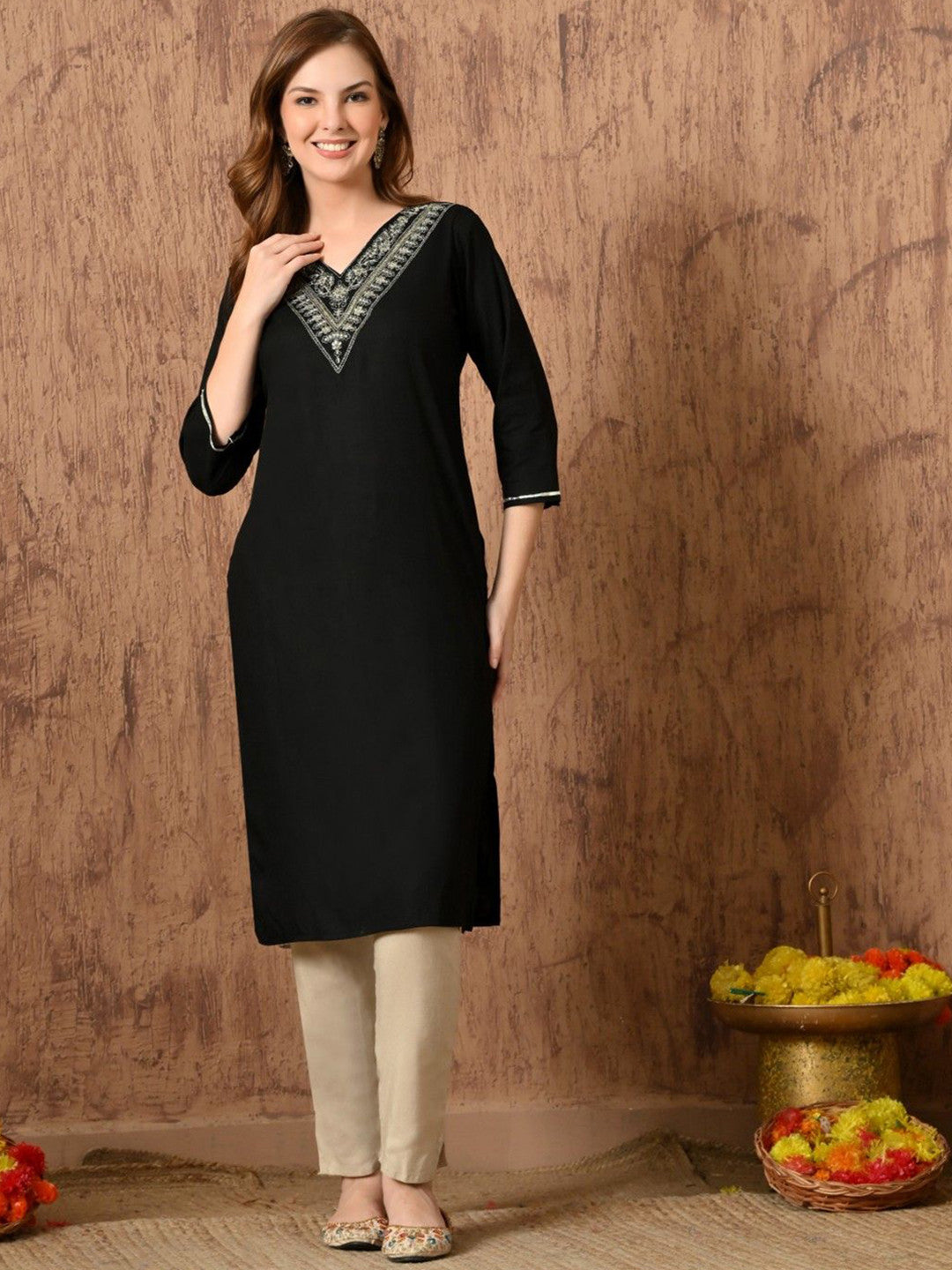 Women Embroidered Thread Work Kurta