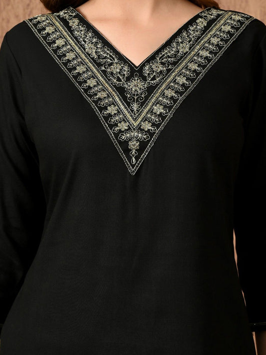 Women Embroidered Thread Work Kurta