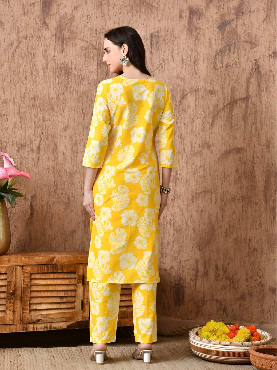 Women Floral Printed Cotton Kurta with Trousers