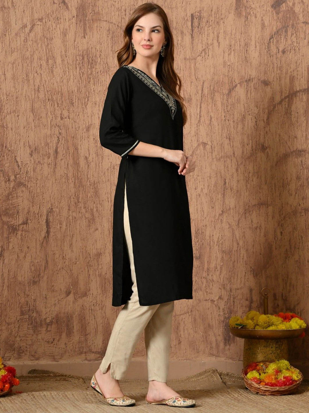 Women Embroidered Thread Work Kurta