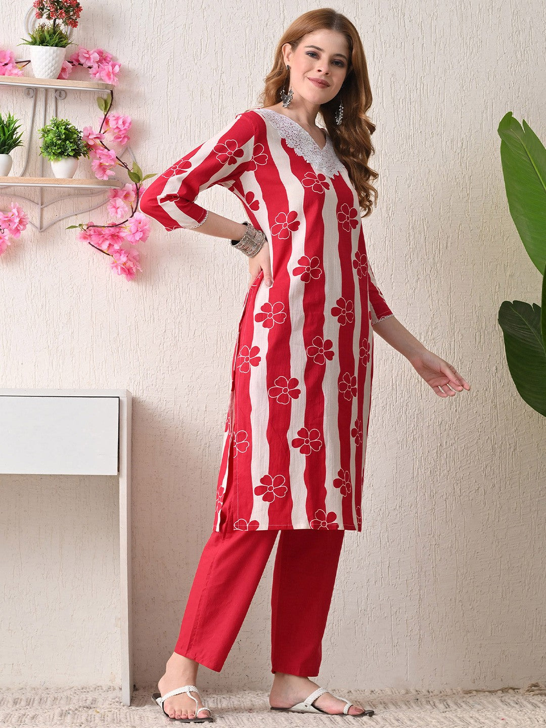 Women Floral Printed Lace Detail Pure Cotton Kurta with Trousers