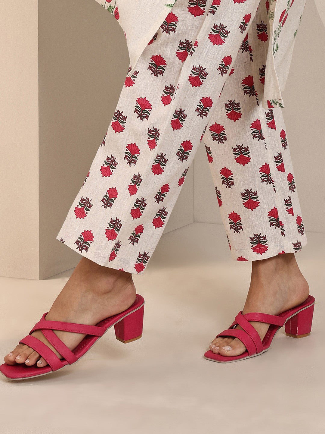 Women Floral Printed Cotton Kurta with Trousers