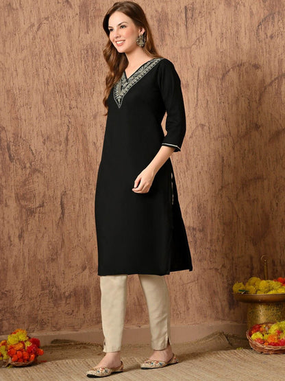 Women Embroidered Thread Work Kurta