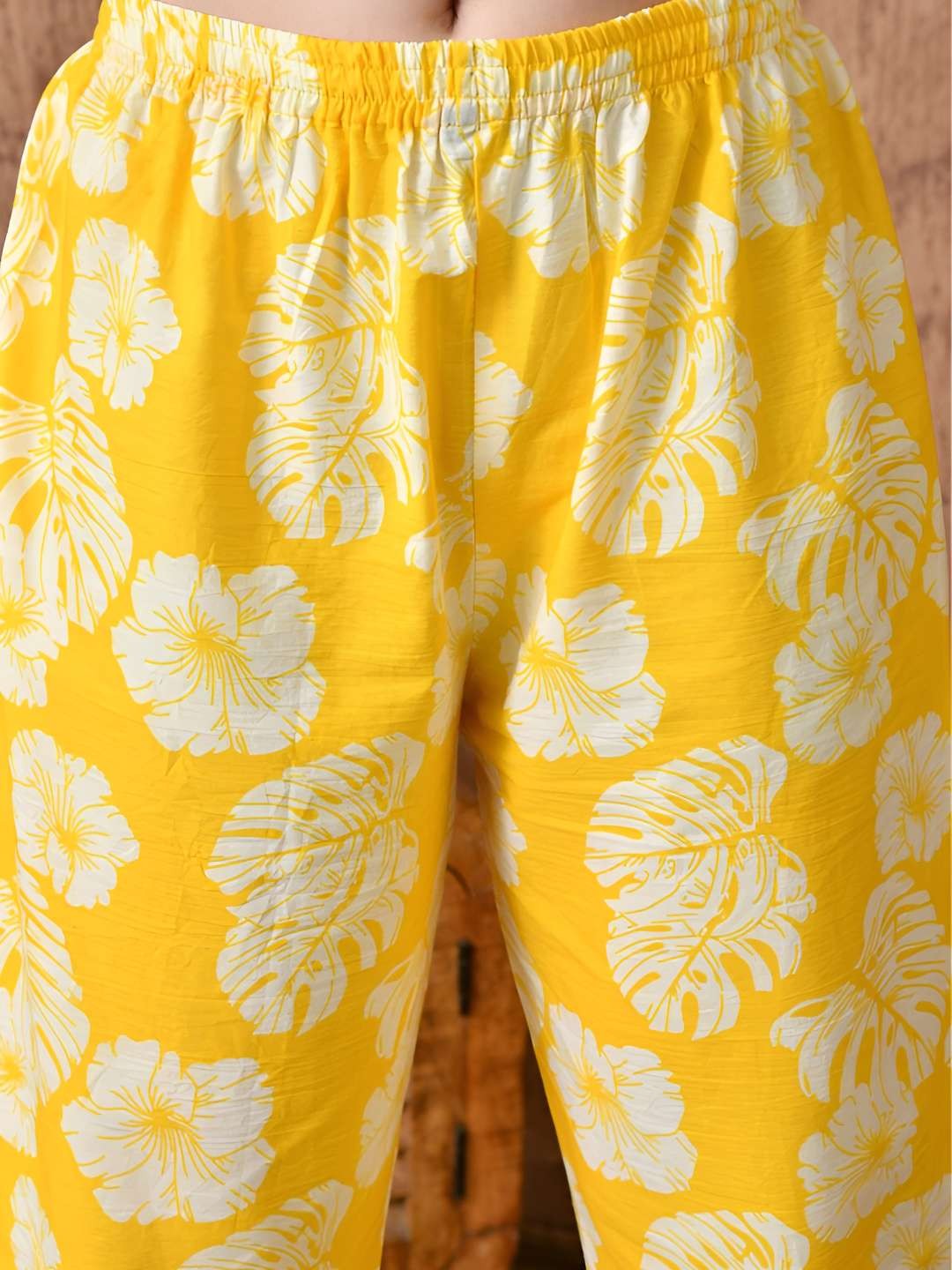 Women Floral Printed Cotton Kurta with Trousers