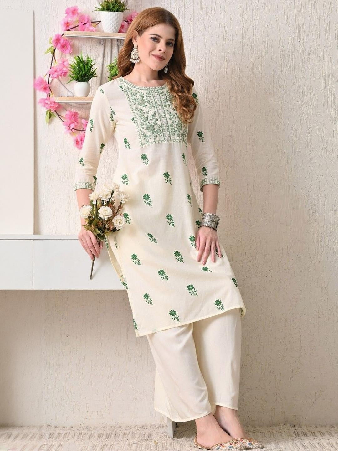 Women Floral Embroidered Round Neck Kurta