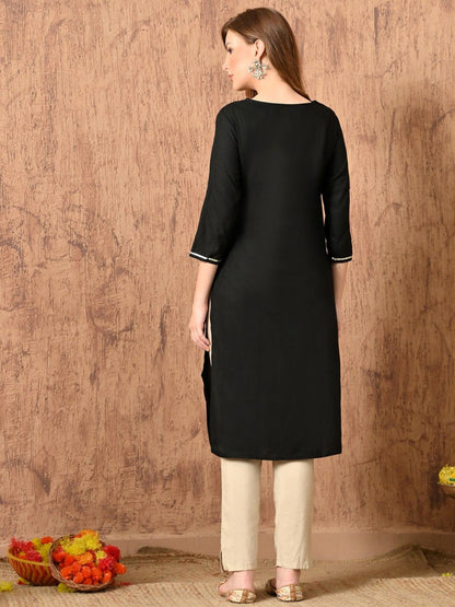 Women Embroidered Thread Work Kurta