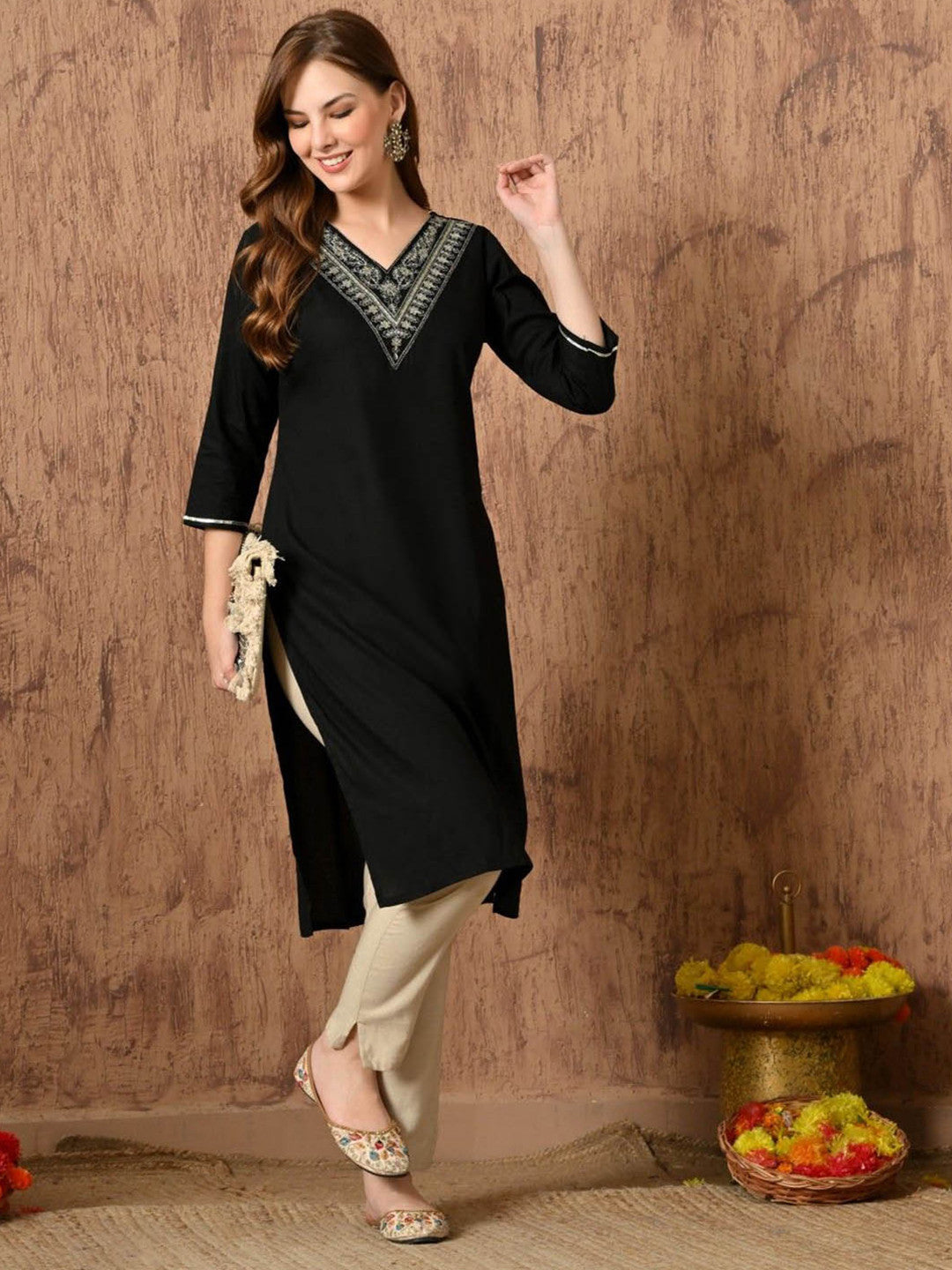 Women Embroidered Thread Work Kurta